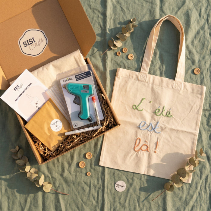 Box broderie sur tote bag Sisi Crafts avec fil DMC, pistolet à colle, aiguilles et tote bag en coton naturel